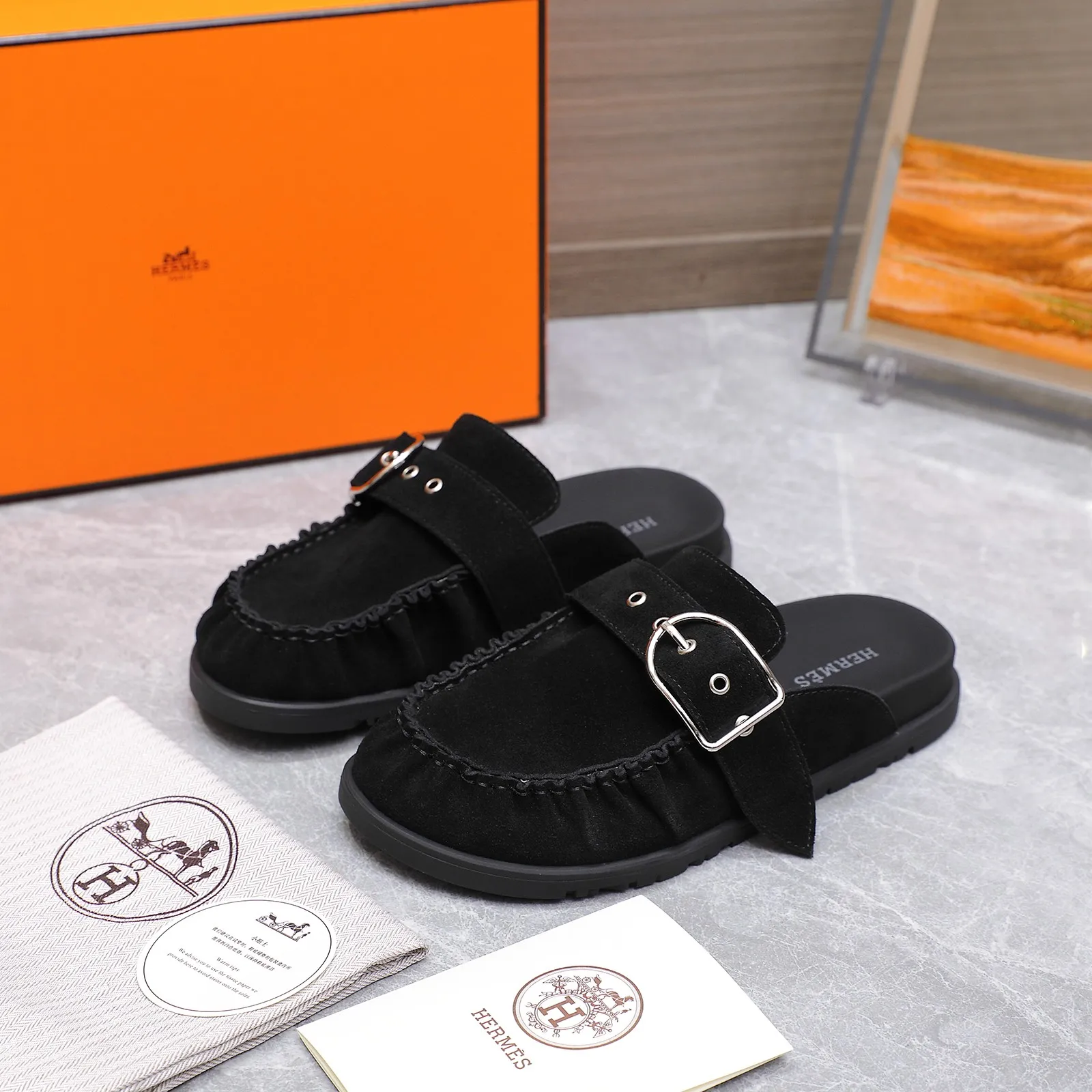 👟👟Ex-factory price 520👟👟 Men's size +10 ⚡Couple model HERMES 25/Latest spring and summer cute Muller half-flop Birkenstock toe slippers Summer really needs versatile slippers, they look good no matter how you match them, they have a casual and high-end feel. The comfort level is also great, and it is very trendy when paired with a variety of colorful socks ✔️Fabric: imported suede ✔️Inner lining: Sheepskin lining ✔️Outsole: Tpu non-slip and wear-resistant outsole ✔️Size: #35-45 (40 for women and 45 for men, no return or exchange)